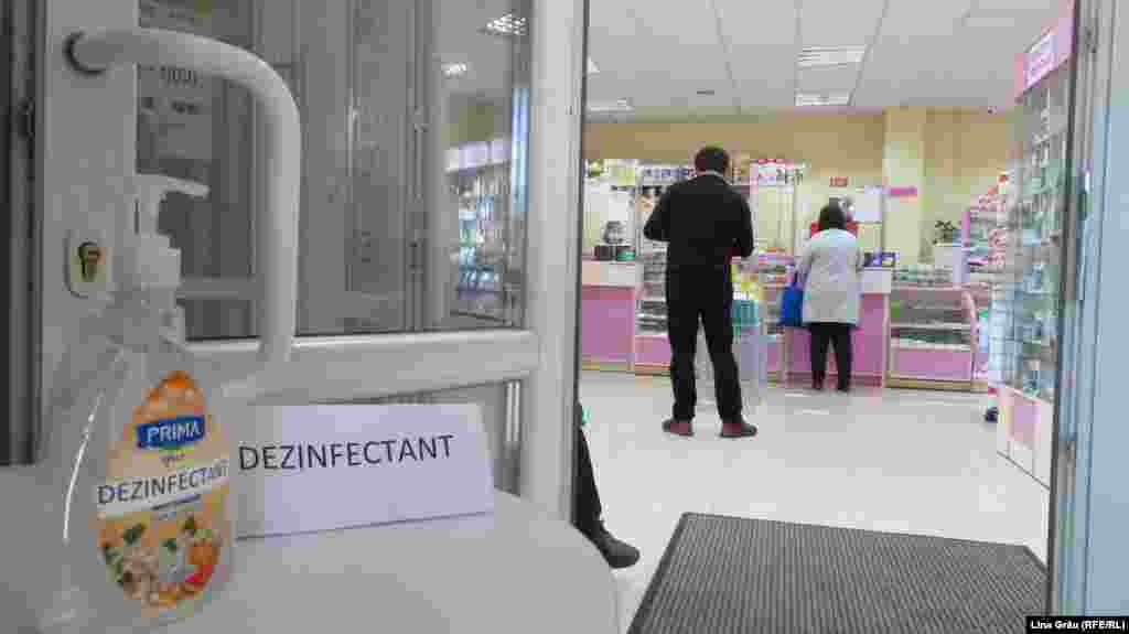 Dezinfectantul a devenit obligatoriu și la intrarea în farmacii. 