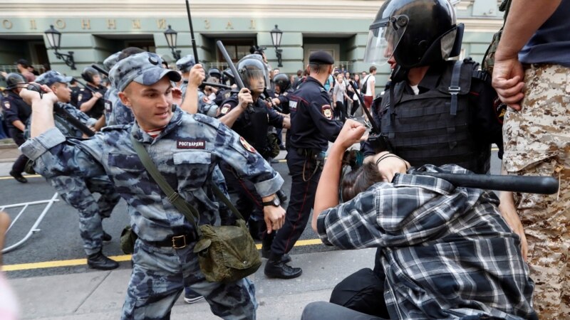 AI: Russiýanyň polisiýasy ýörişleri basyp ýatyrmakda “täze pes derejä düşdi”