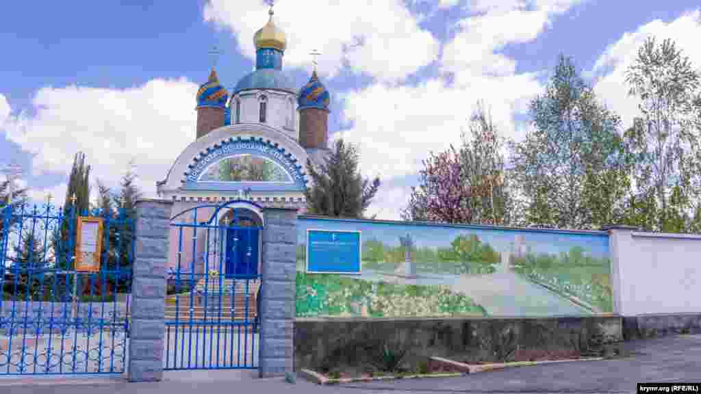 Поруч із курганом &ndash; православна церква Успіння пресвятої Богородиці