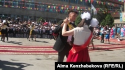 Выпускники танцуют школьный вальс. Алматы, 25 мая 2014 года.