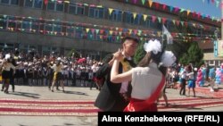 Выпускники танцуют школьный вальс. Алматы, 25 мая 2014 года.