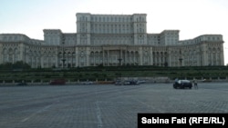 „Casa Poporului”, construită de dictatorul Ceaușescu, e sediul actual al Parlamentului de la București. 