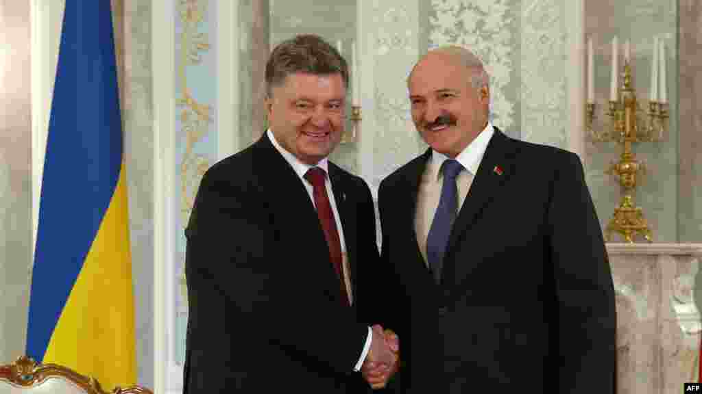 Украина президенті Петр Порошенко (сол жақта) мен Беларусь президенті Александр Лукашенко. Минск, 26 тамыз 2014 жыл.