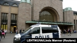 Policia finlandeze duke patrulluar në një stacion të trenit, derisa është njoftuar pë sulmin me thikë në Turku, Finlandë 