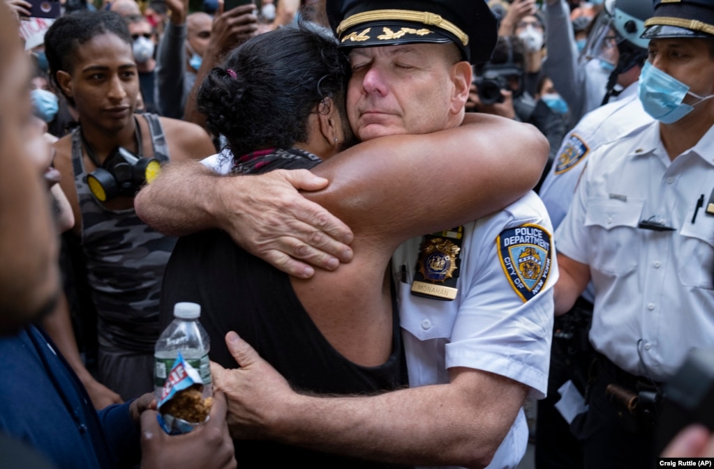I njëjti zyrtar policor është parë duke përqafuar një aktivist, teksa protestuesit janë ndalur për të pushuar në rrugët e Nju Jorkut. &nbsp; &nbsp;