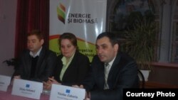 Primarul Ion Cărpineanu, directoarea școlii, Elena Solomei și Nicolae Zaharia coordonatorul proiectului „energie și Biomasă” la Cărpineni