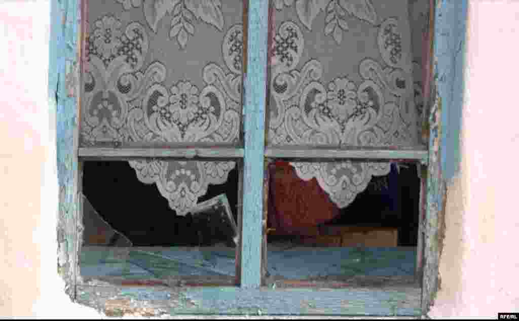 Жекшембиде ай-буйга келбеген топ күрттөрдүн үйлөрүн таш-бараңга алышты - Kyrgyzstan - The interethnic conflict in village Petrovka,27april2009