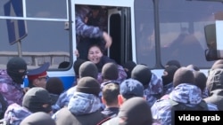 Полиция арнайы жасағы наразылық акциясы кезінде ұсталғандарды автобусқа күштеп салып жатыр. Нұр-Сұлтан, 1 мамыр 2019 жыл.