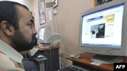 عراقي يتصفح مواقع الكترونية