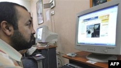 A man surfs the Internet at a cafe in Baghdad's impoverished district of Al-Sadr city. (file photo)