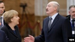 Germaniýanyň kansleri Angela Merkel (çepde) we Aleksandr Lukaşenko