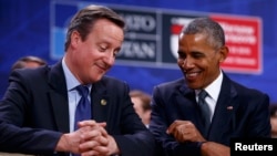 Солдан оңға қарай: НАТО саммитінде отырған Ұлыбритания премьер-министрі Дэвид Кэмерон мен АҚШ президенті Барак Обама. Польша, Варшава, 8 шілде 2016 жыл.