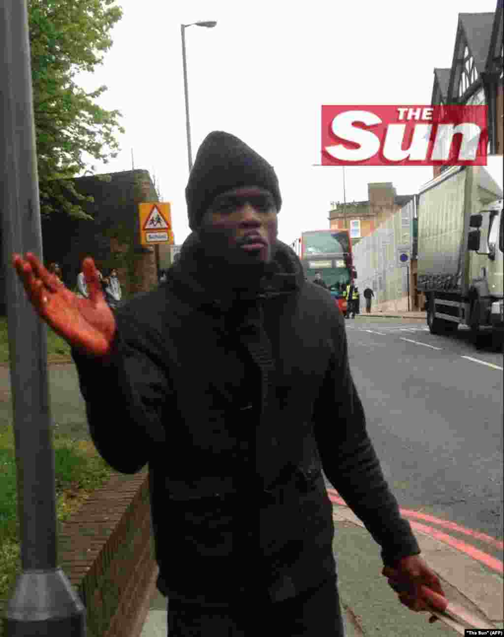 Человек с окровавленными руками снимается на любительскую видеокамеру, объясняя, что произошло, Лондон, 2 мая 2013 г.
