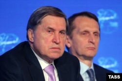 Yuri Ușakov, consilierul lui Putin (stânga), aici alături de șeful spionajului rus, Serghei Narîșkin, la un forum din 2016