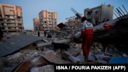 Сотрудники экстренных служб на месте разрушений в городе Сарполь-э-Зазаб в иранской провинции Керманшах. 13 ноября 2017 года.