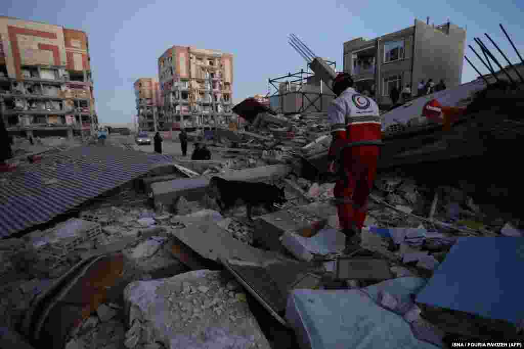 Rescue personnel looks for survivors and victims in Sarpol-e Zahab.