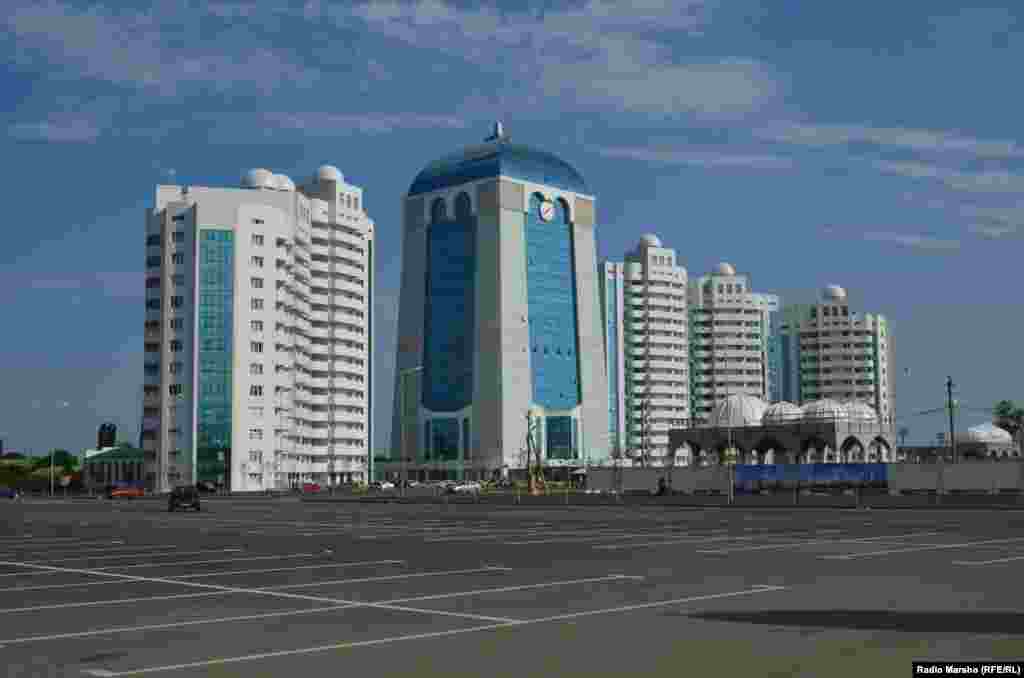 Высотки Шали-Сити. В центре &ndash; гостиница и административные учреждения в окружении четырех жилых домов.
