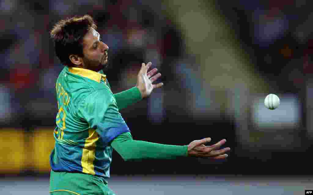 New Zealand -- Shahid Afridi of Pakistan drops a catch during the second 20/20 cricket match between New Zealand and Pakistan at Eden Park in Auckland on January 15, 2016.