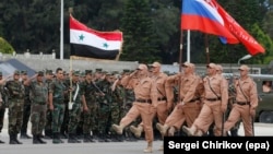 Сарбозони Русия ҳангоми тамрин дар пойгоҳи ҳавоии Ҳмеймим дар Сурия. 4-уми майи соли 2016