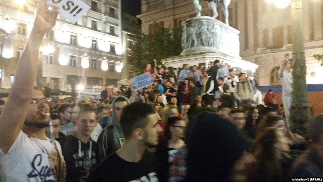 Nakon Narodne Skupštine okupljeni su se uputili na beogradski Trg Republike, uzvikujući parole