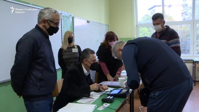 Гласање - некаде без проблеми, некаде без апарат за отисок
