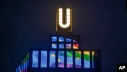 Turnul din Dortmund, compozia „Imagini zburătoare” a artistului Adolf Winkelmann. Miercuri, 23 iunie, în timpul meciului Germania - Ungaria din Euro 2020, multe clădiri din Germania au fost iluminate în culorile LGBTQ, în semn de solidaritate. 