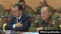 Armenia - Colonel-General Aleksandr Dvornikov (R), the commander of Russia's Southern Military District, speaks at the Armenian Defense Ministry in Yerevan, 12Oct2017.