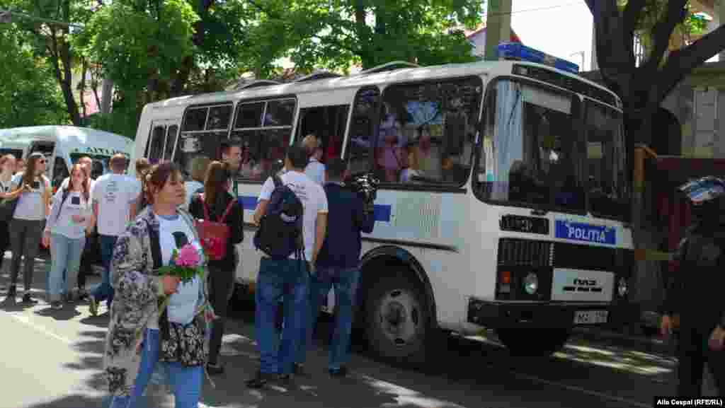 Manifestanții sunt evacuați cu transportul poliției