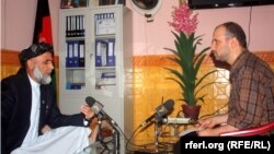 سید فتح محمد بها خبرنگار رادیو آزادی در جریان مصاحبهء اختصاصی با الله گل مجاهد در کابل.