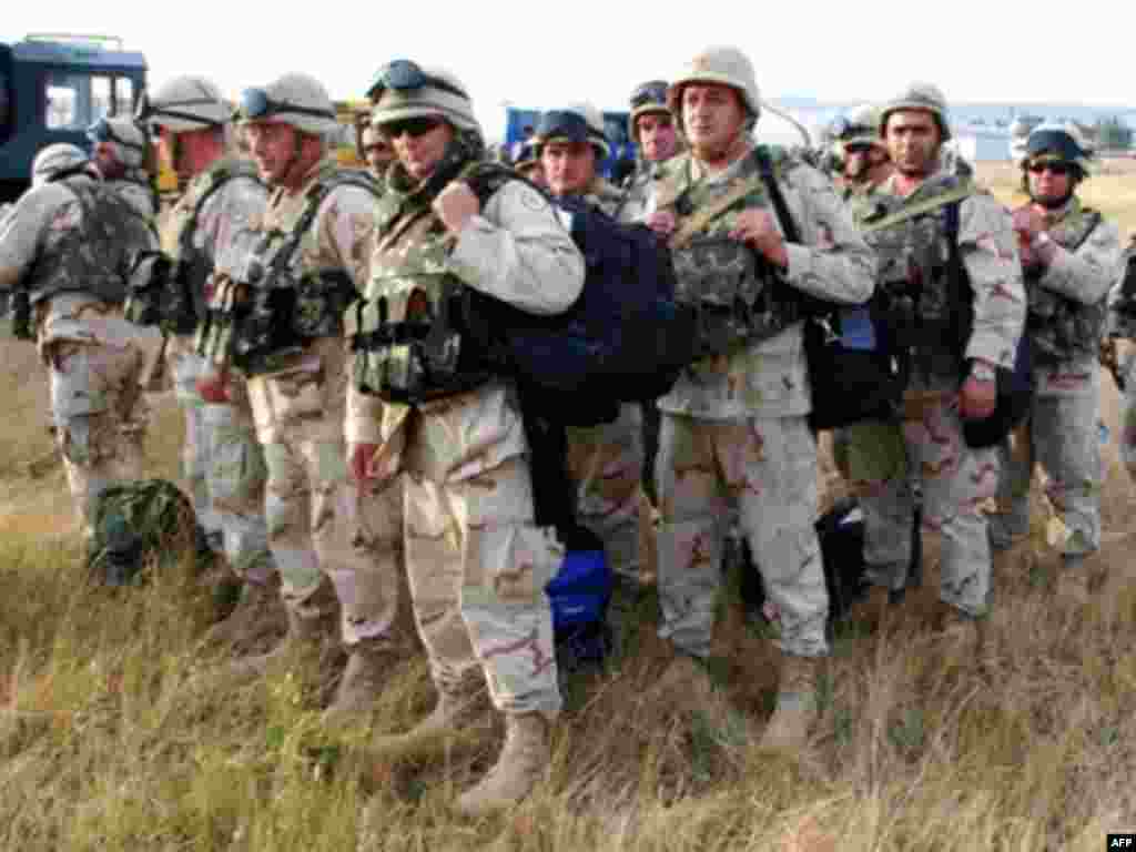 GEORGIA, Tbilisi : Georgian soldiers carry their gears upon their arrival from Iraq at Tbilisi airport on August 11, 2008. The US military has nearly completed the airlift of 2,000 Georgian troops from Iraq to Georgia, but is providing no other military assistance to Georgian forces, a Pentagon spokesman said. AFP PHOTO/ VANO SHLAMOV