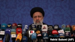 Ebrahim Raiszi megválasztott iráni elnök beszél egy teheráni sajtótájékoztatón 2021. június 21-én