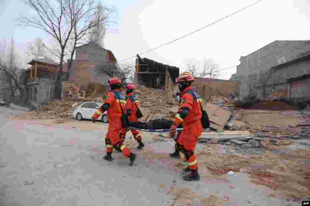 Spasioci pomažu preživjelima nakon zemljotresa u selu Kangdiao, u Dahejiu, okrug Jishishan, u sjeverozapadnoj kineskoj pokrajini Gansu, 19. decembra 2023.