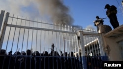 Pripadnici sirijskih vladinih sigurnosnih snaga stoje na straži dok se skupina pritvorenica okuplja u kampu al-Hol, 21. januar 2026. 