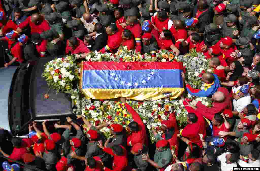 Гроб с останками президента Венесуэлы Уго Чавеса проносится по улицам Каракаса, 6 марта.