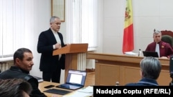 Vladimir Plahotniuc (stânga, la tribună) vorbește în fața judecătorilor, în timpul examinării dosarului „kuliok” („sacoșa”) al fostului președinte Igor Dodon. Curtea Supremă de Justiție, Chișinău, 17 februarie 2026.