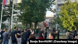 Studenti i građani ispred Visoke zdravstvene škole, 23. jul 2025.