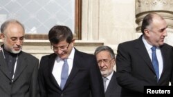 Глава МИД Ирана Али Акбар Салехи (слева), рядом с ним его турецкий коллега Ахмет Давутоглу и глава МИД Азербайджана Эльмар Мамедъяров (справа), Стамбул, 22 декабря 2010 года