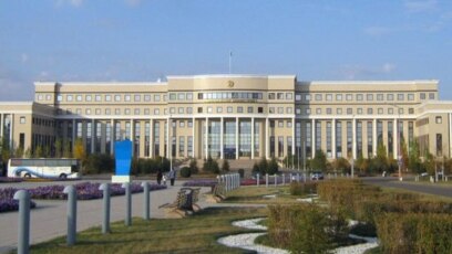 Дик порносындағы шеге Ева мен Макстың сексі бейнеленген «Ас үй» сериясы