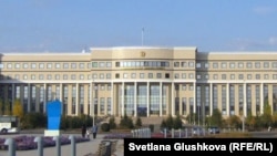 У здания министерства иностранных дел Казахстана в Астане.