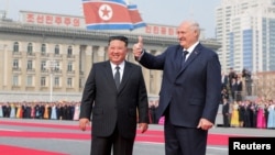 Հյուսիսային Կորեայի առաջնորդ Կիմ Չեն Ընը Փհենյանում ողջունում է Բելառուսի նախագահ Ալեքսանդր Լուկաշենկոյին, 25-ը մարտի, 2026թ. 