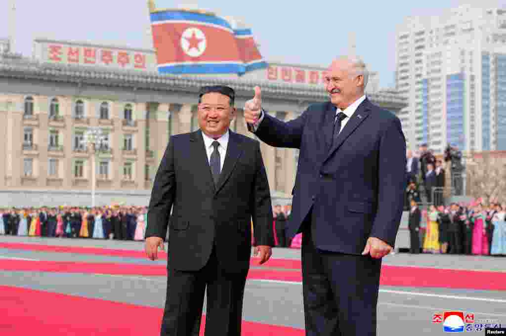 Лидер Северной Кореи Ким Чен Ын приветствует президента Беларуси Александра Лукашенко в Пхеньяне, Северная Корея, 25 марта 2026 года. KCNA