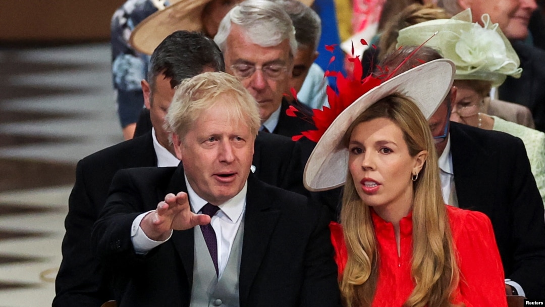 Boris Johnson a participat la manifestările dedicate Jubileului de Palatină al Reginei Elisabeta a II-a. A aflat la finalul celebrărilor că suficienți membri ai partidului său nu îl mai vor premier și urmează votul de încredere. (În imagine, alături de soția sa, Carrie)