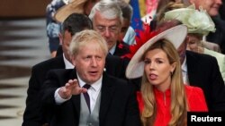 Boris Johnson a participat la manifestările dedicate Jubileului de Palatină al Reginei Elisabeta a II-a. A aflat la finalul celebrărilor că suficienți membri ai partidului său nu îl mai vor premier și urmează votul de încredere. (În imagine, alături de soția sa, Carrie)