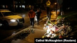 Цветы у синагоги, где расстреляли 11 человек, Питтсбург, США