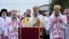 ÎPS Petru (stânga, în față), Mitropolitul Basarabiei, ÎPS Teofan (centru), Arhiepiscopul Iașilor, Mitropolitul Moldovei și Bucovinei și Preasfințitul Antonie, Episcopul de Bălți, în timpul inaugurării unei noi biserici din or. Ungheni. 