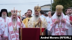 ÎPS Petru (stânga, în față), Mitropolitul Basarabiei, ÎPS Teofan (centru), Arhiepiscopul Iașilor, Mitropolitul Moldovei și Bucovinei și Preasfințitul Antonie, Episcopul de Bălți, în timpul inaugurării unei noi biserici din or. Ungheni. 