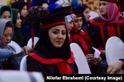 Нилофар на вручении дипломов в колледже в Кабуле в 2017 году