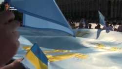 Кримські татари пройшлися центром Києва з найбільшим національним прапором у світі (відео)