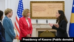 Presidentja Vjosa Osmani mirëpret kongresistet amerikane Claudia Tenney dhe Chrissy Houlahan në Presidencën e Kosovës. 