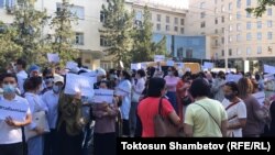 Митинг в поддержку Орхана Инанды в Бишкеке перед зданием посольства Турции в КР. 1 июня 2021 года. 
